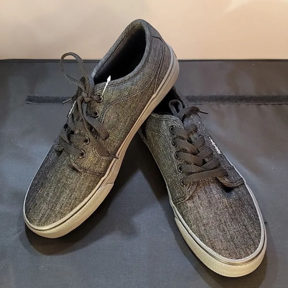 BRAND NEW MAUI AND SON LACE UP CLOSURE SNEAKER
